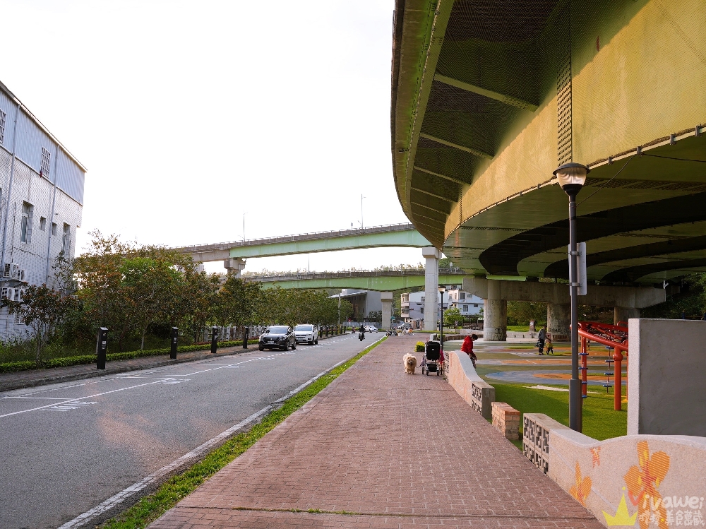 苗栗頭份親子景點｜『頭份滑步車公園』橋下不怕下雨！滑步車賽道+太空遊戲場～免費放電公園完整開箱