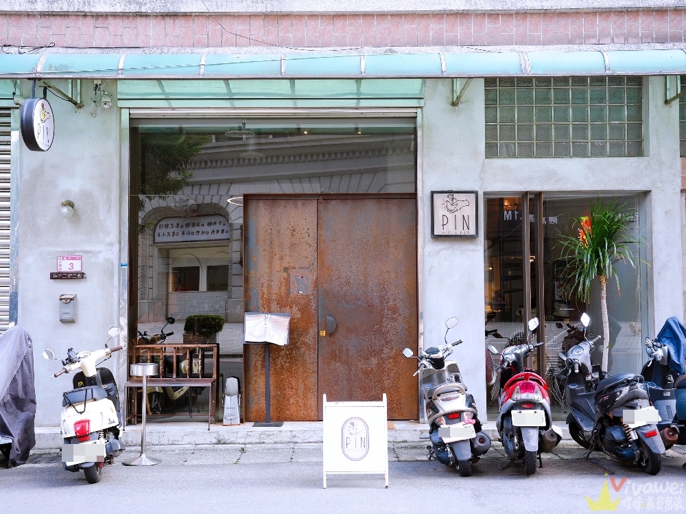 桃園中壢美食｜『品手感披薩 Pin Pizza Bar』內壢現烤披薩香氣逼人！招牌阿山哥鹹豬肉披薩&五種起司披薩！