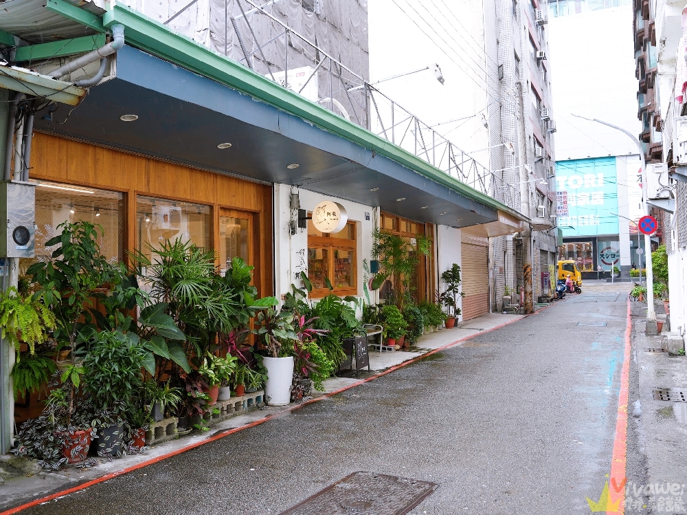 台中市美食｜『阿飛Brunch』台中火車站人氣早午餐！必點肉醬乳酪熱壓吐司&香料熟成咖哩牛～森林系空間超療癒！