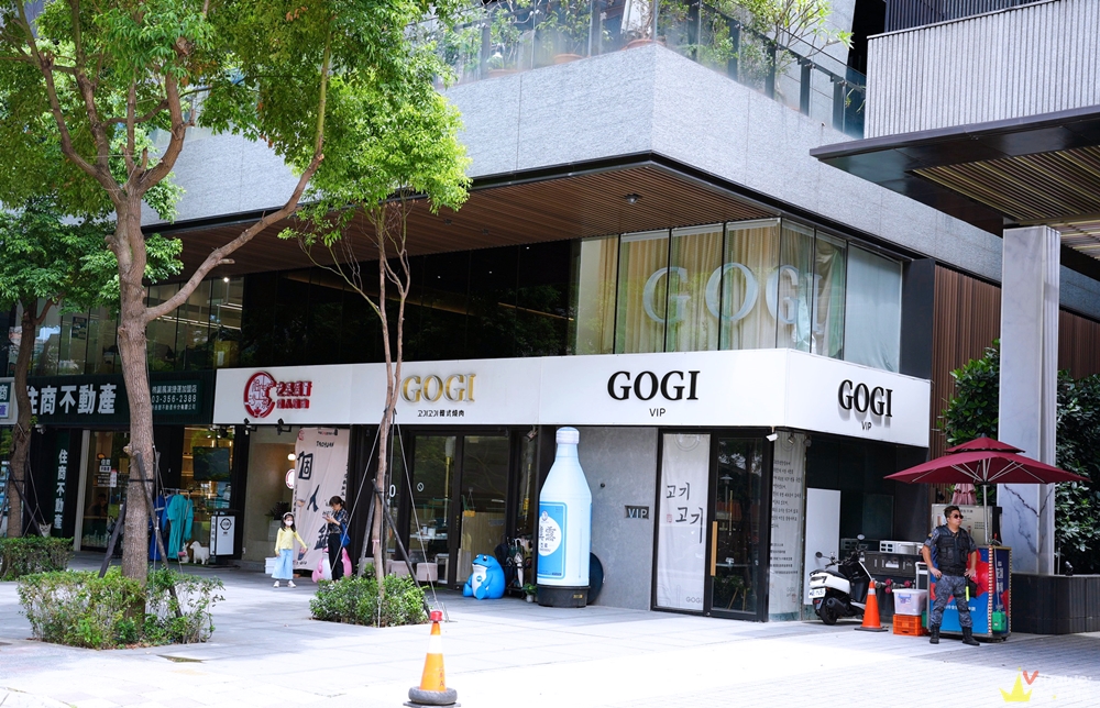 桃園市美食｜『GOGI GOGI 韓式燒肉-桃園藝文店』燒肉套餐享專人代烤～還有自助吧吃到飽！桃園店限定寵物鮮食及週三晚上制服日生啤無限暢飲！