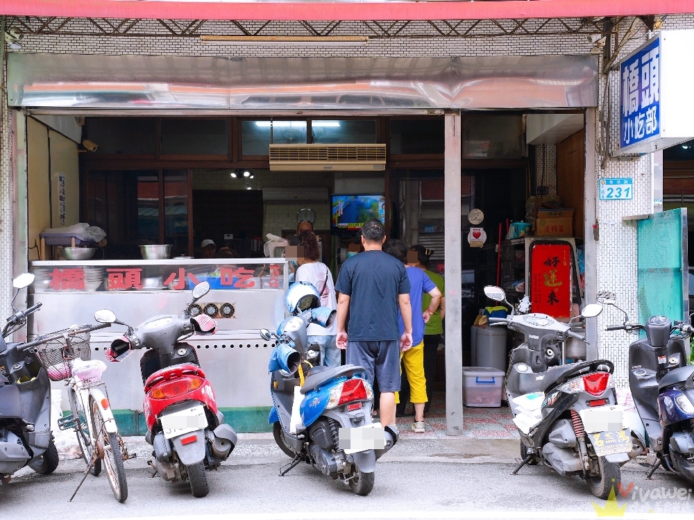 桃園平鎮美食｜『橋頭小吃部』一開店就爆滿！每桌必點現切的滷味小菜～還有各式麵類～晚來就吃不到！