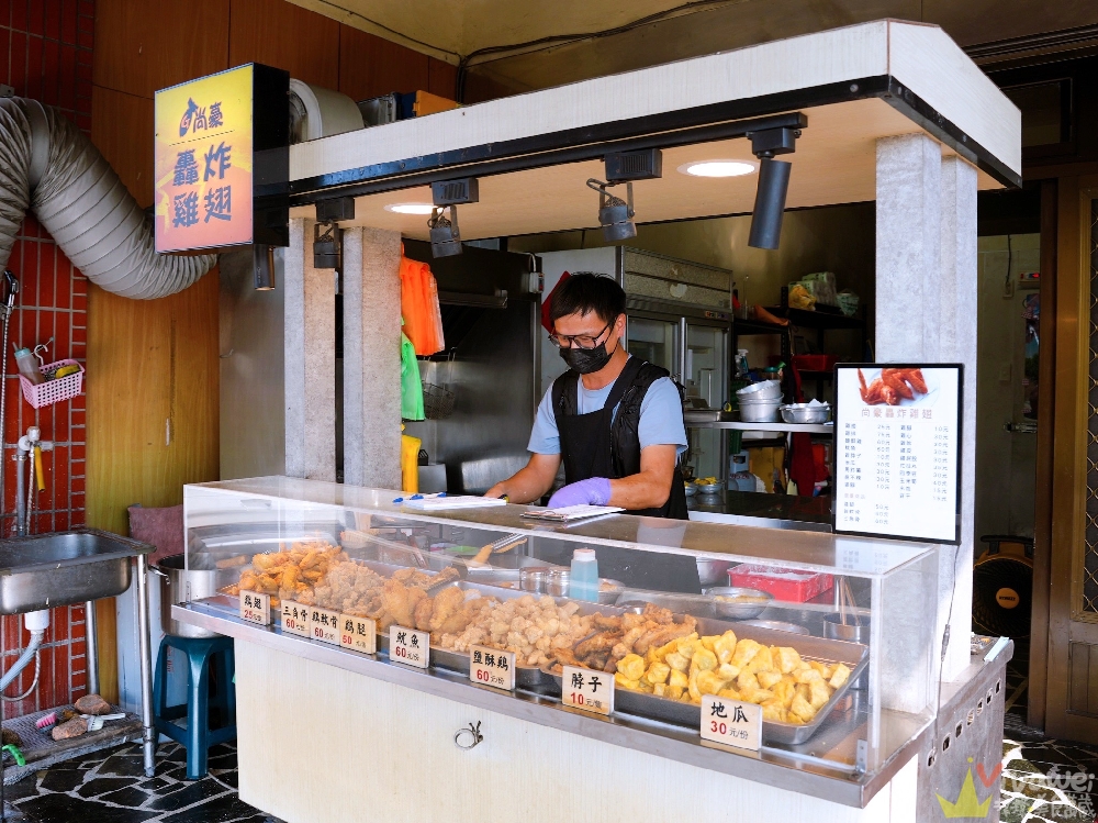 桃園蘆竹美食｜『尚豪轟炸雞翅（坑口店）』平日限定！藏在工業區的好吃炸物專賣！必買魷魚,甜不辣,地瓜～可免費加蒜片！