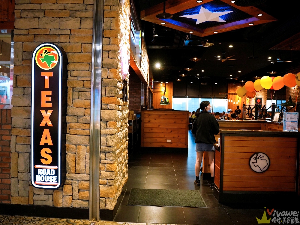 桃園中壢美食｜『Texas Roadhouse 德州鮮切牛排』青埔新光影城/置地廣場xpark二樓！美式排餐專賣店~內用餐包&花生無限吃到飽！