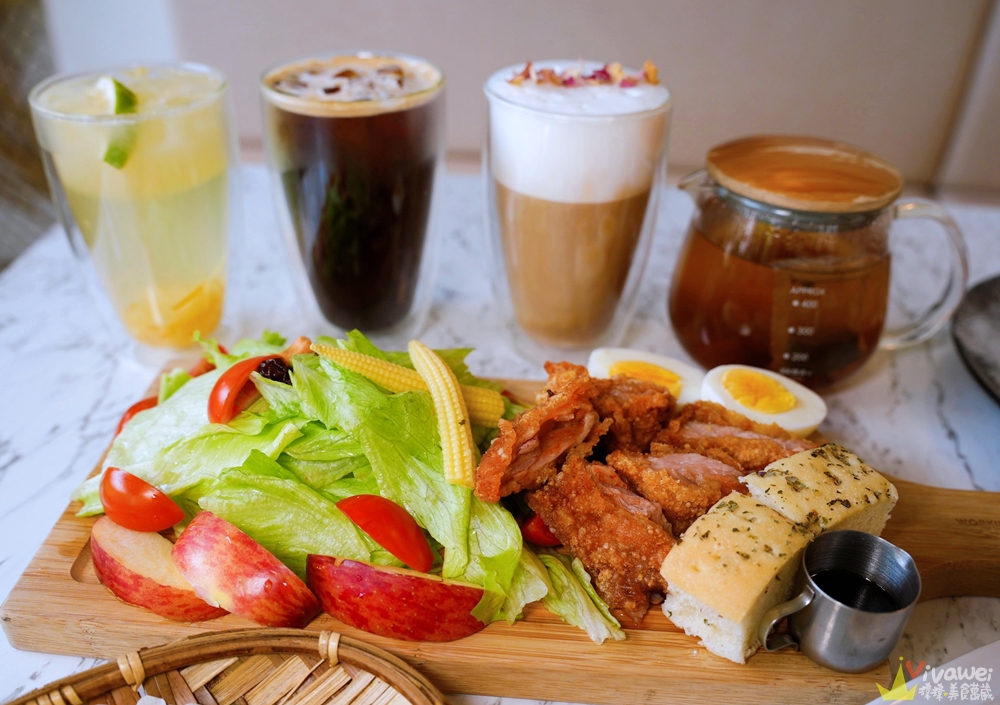 苗栗市美食｜『Light cafe & 輕e美』方便好停車的寬敞咖啡廳下午茶！有正餐也有甜點！