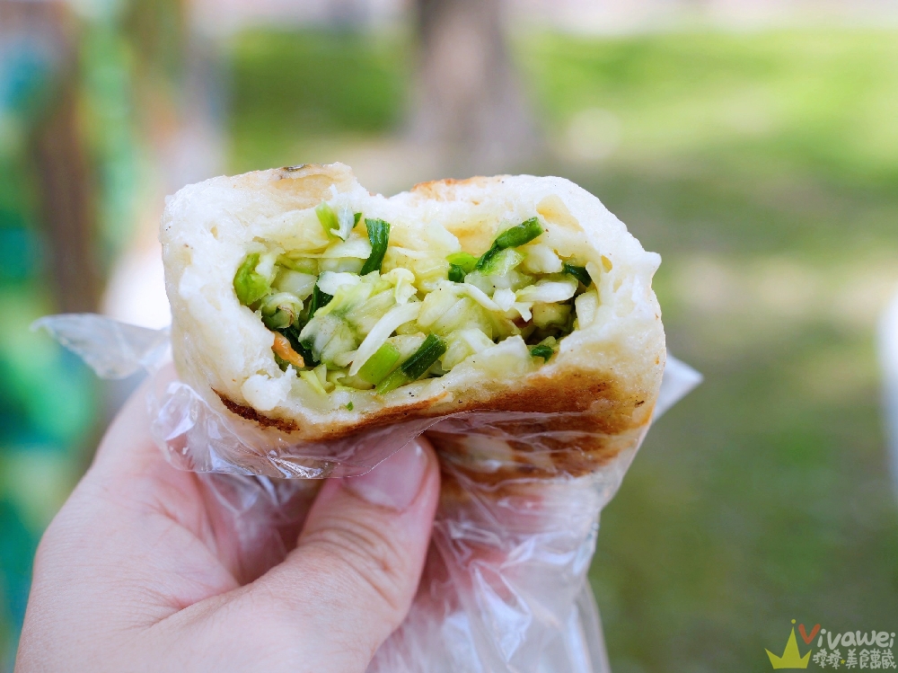 花蓮鳳林美食｜『鳳林水煎包』無招牌在地排隊小吃！超美味的現做水煎包~高麗菜&肉包都好吃！