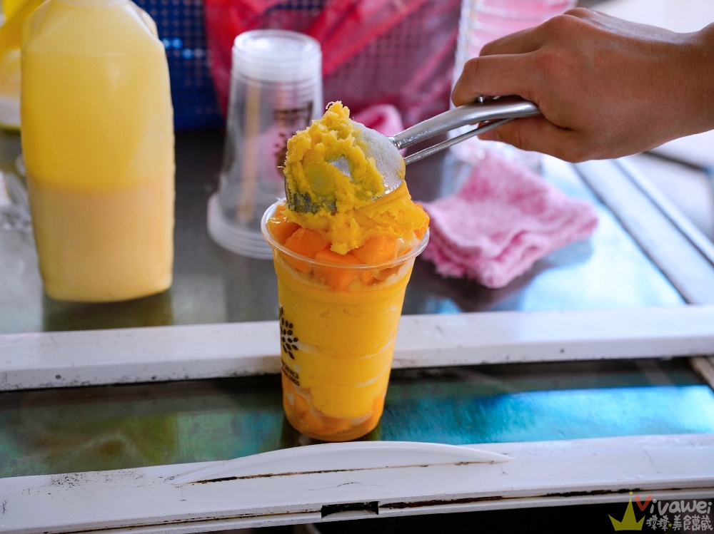 桃園中壢美食｜『榕樹下綿綿冰』中壢老字號冰品專賣！芒翻了！新鮮芒果粒+三倍芒果冰！芒果的最高饗宴！