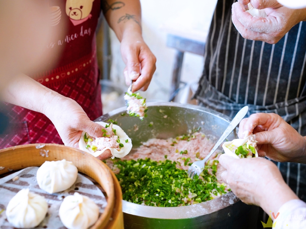 苗栗頭份美食｜『自強鮮肉湯包』Google 4.5顆星評價～在地人推薦的手工現做湯包～蔥花和薑絲免費加！