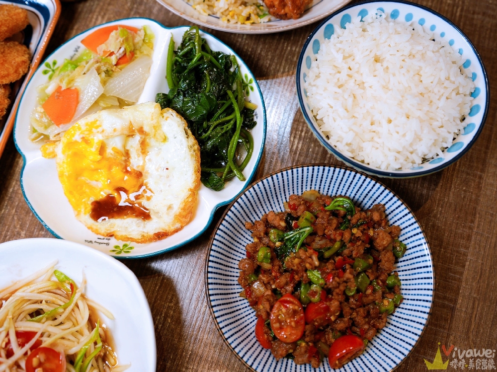 桃園中壢美食｜『壹食貳香』內壢專賣中式與泰式的美味小餐館！必吃雞腿炒飯&金錢蝦餅！