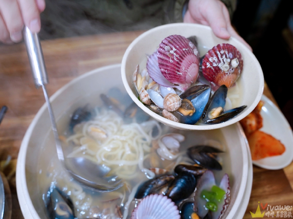 韓國釜山美食｜『31cm海鮮刀削麵』海雲台傳統市場熱門的海鮮刀削麵~清爽鮮甜的湯頭和滿滿海鮮貝類！