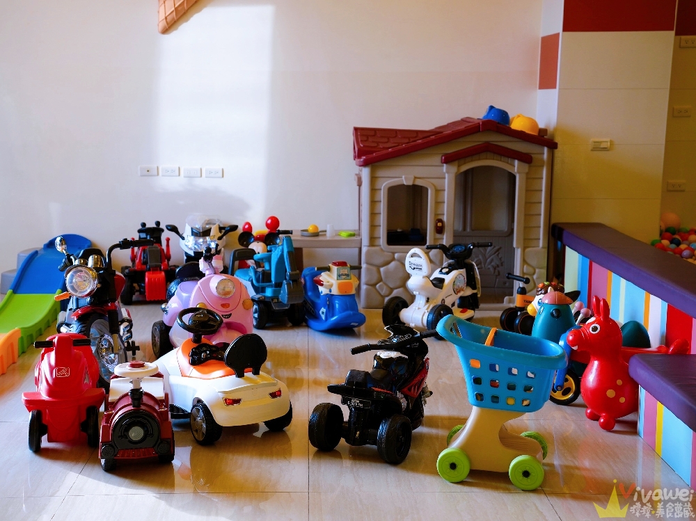 宜蘭羅東住宿｜『宜蘭羅東Candy民宿』夢幻糖果屋親子民宿~室內球池溜滑梯+電動車+正版樂高積木牆+溜滑梯房型開箱！