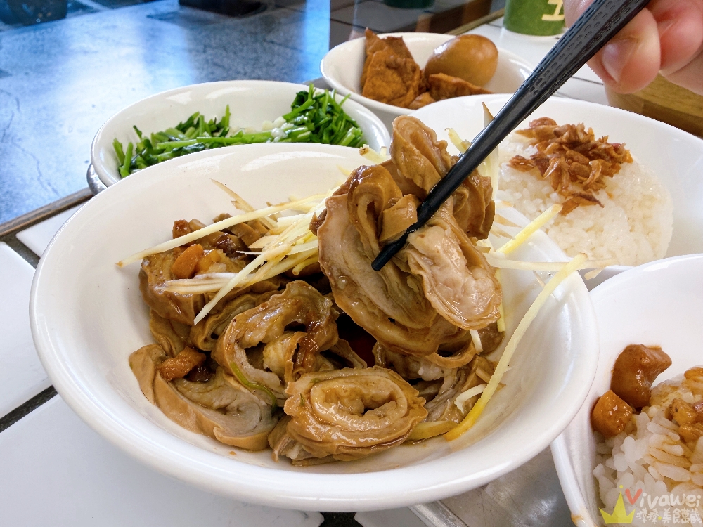 台北東湖美食｜『純發滷肉飯』文青風格小吃店～膠質滿滿的肥肉派滷肉飯&滷大腸必點！
