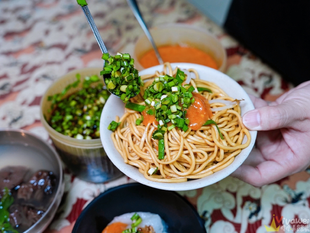 苗栗市美食｜『水上人家』客家美食街老字號小吃！招牌炸鴨血湯、Q彈乾水晶餃與炒麵！