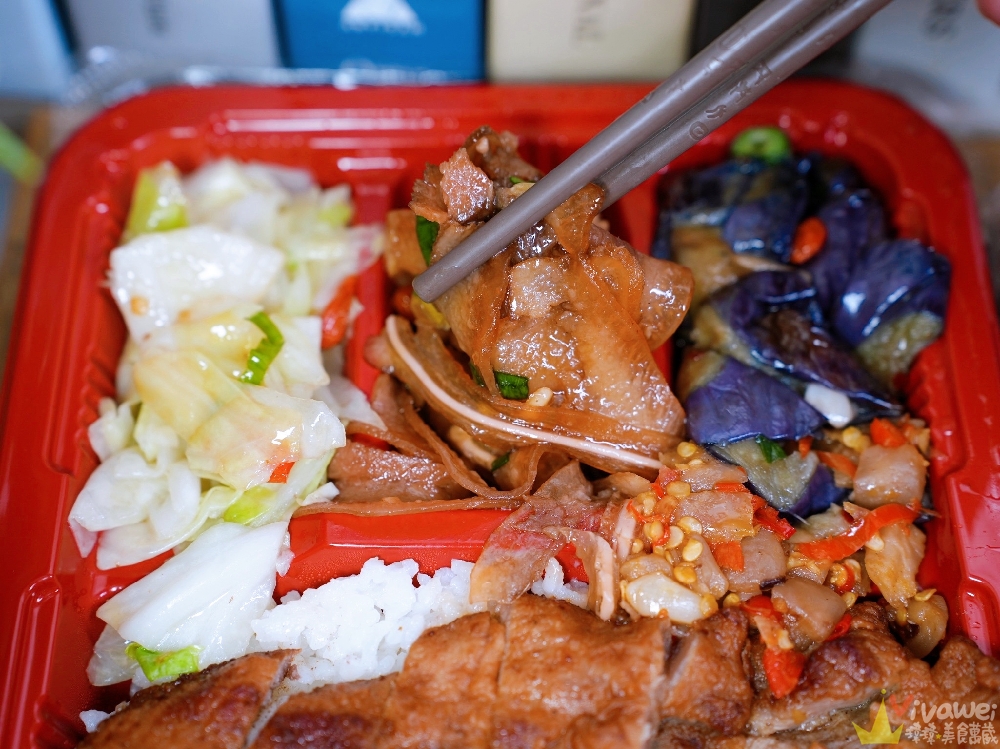 桃園中壢美食｜『一品香飲食店』中原超強排隊便當店！均一價100元！配菜超有誠意~必吃炸雞排便當加辣！