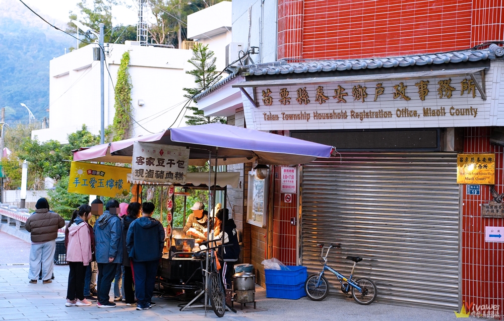 苗栗泰安美食｜『滷媽媽客家豆干包/現滷豬血糕』清安豆腐街假日限定的超好吃豆干包&豬血糕！