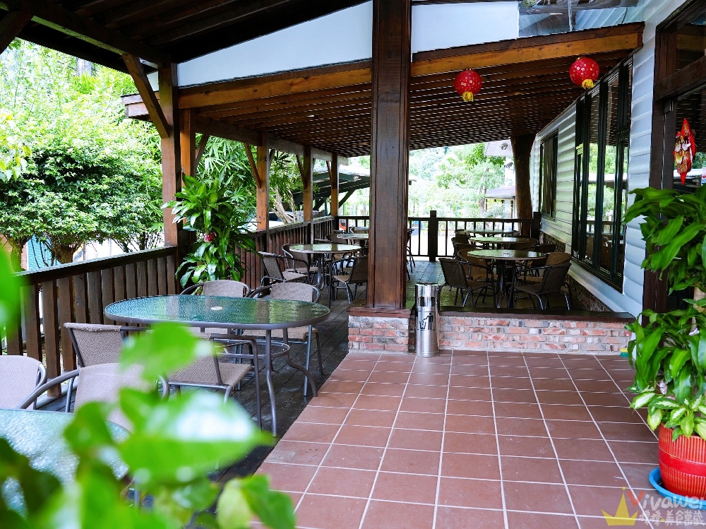 苗栗獅潭美食｜『光之彩庭園餐廳』附設免費停車位！親子友善&輪椅友善&寵物友善的舒適用餐空間～有義大利麵,火鍋,披薩,甜點下午茶!