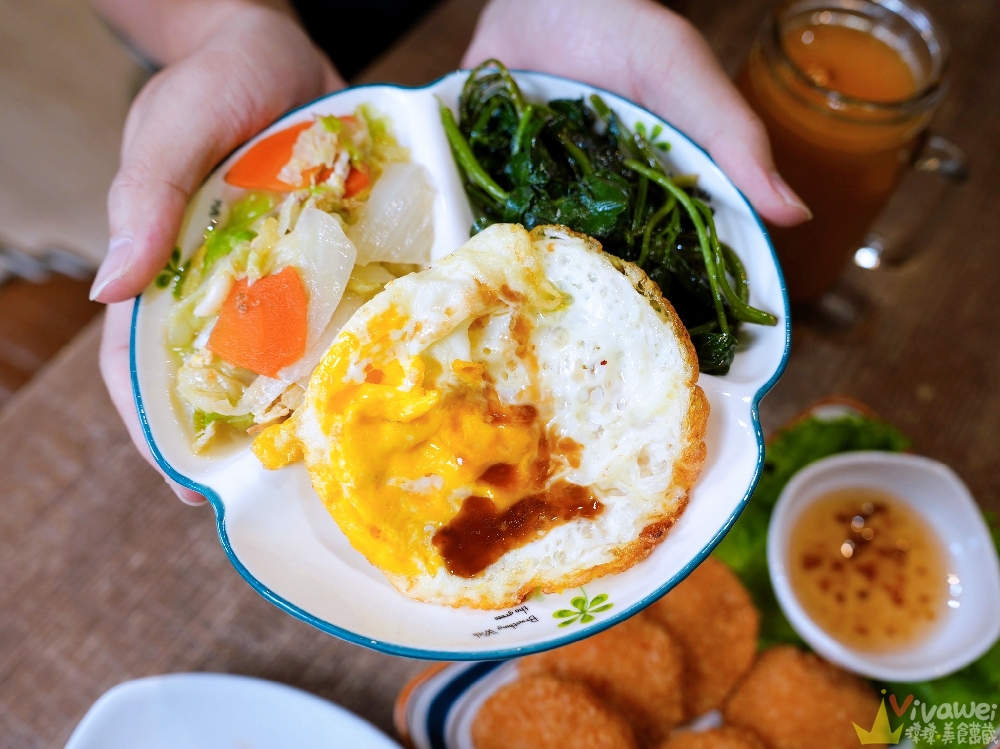 桃園中壢美食｜『壹食貳香』內壢專賣中式與泰式的美味小餐館！必吃雞腿炒飯&金錢蝦餅！