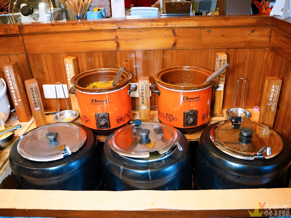 桃園中壢美食｜『蕃薯藤-TINA廚房 中壢壢景町店』點主餐即可享有半自助式健康豐盛餐！主打食當地/食當季/食有機！