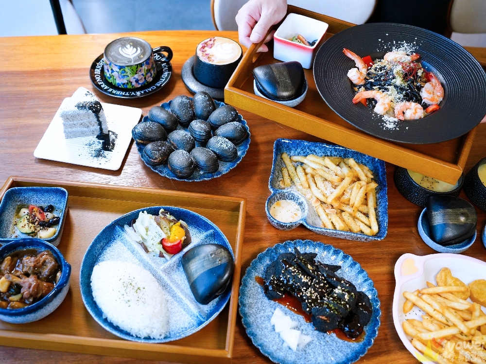 苗栗後龍美食｜『烏色咖啡-高鐵旗艦店』全新開幕！帶有客家元素的黑色質感系餐廳！有正餐料理及後龍店限定的雞蛋糕！