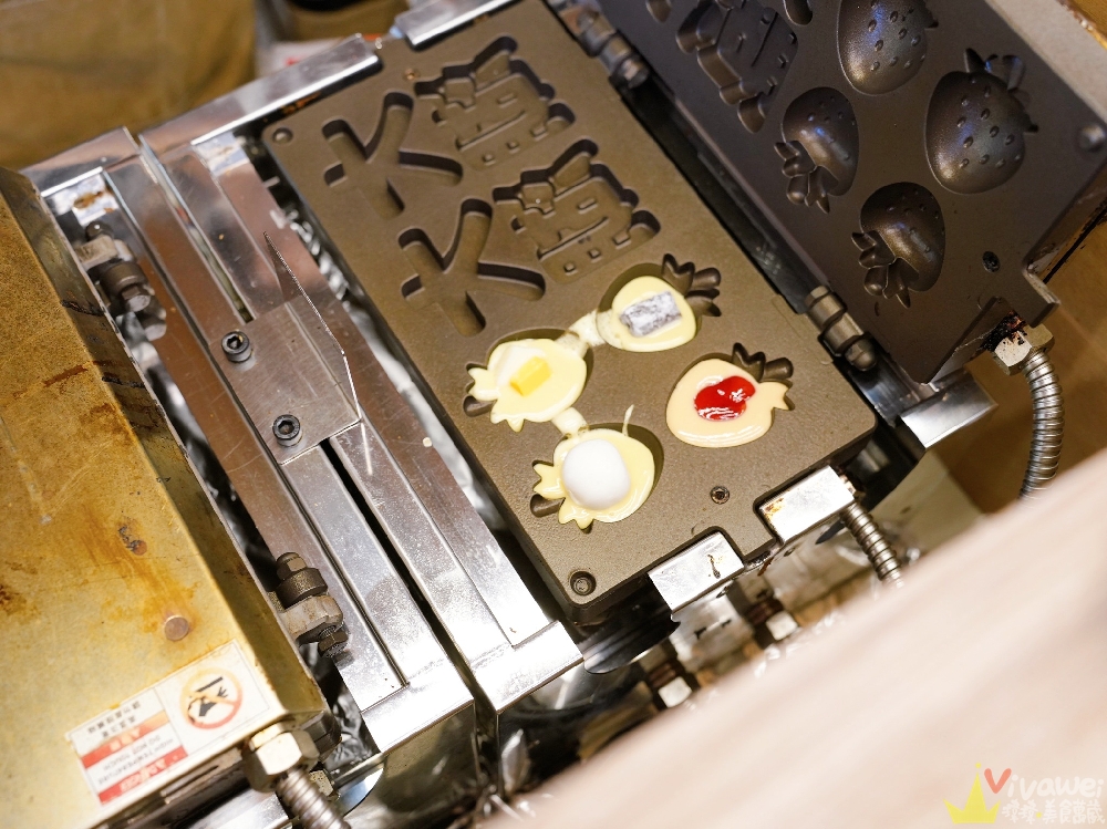 苗栗大湖美食｜『HEN厚實雞蛋糕』大湖酒莊草莓季限定美食推薦~假日才吃得到！必點綜合雞蛋糕+草莓糖葫蘆~造型可愛又好拍！