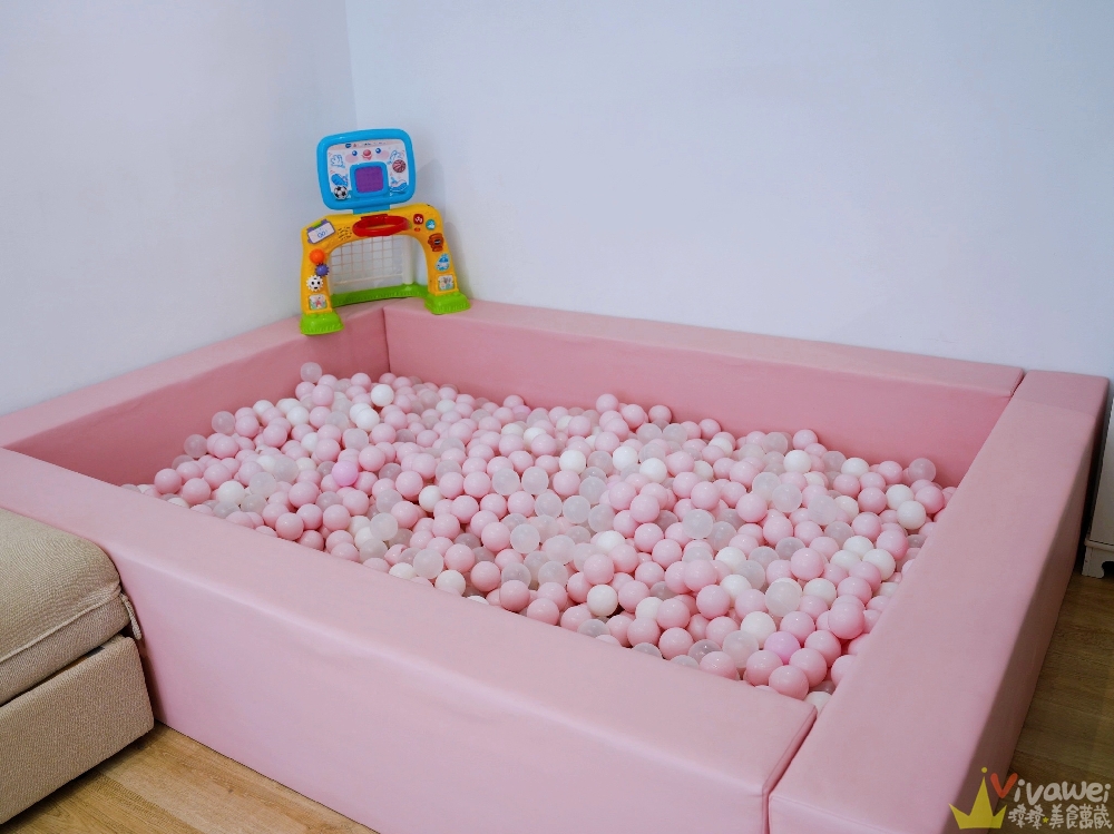 新北三芝包棟民宿推薦｜『李家出走民宿』晚鳥訂房一晚不到2000包棟太誇張！有套房+球池+戲水池+廚房+烤肉區超適合親子與朋友聚會！