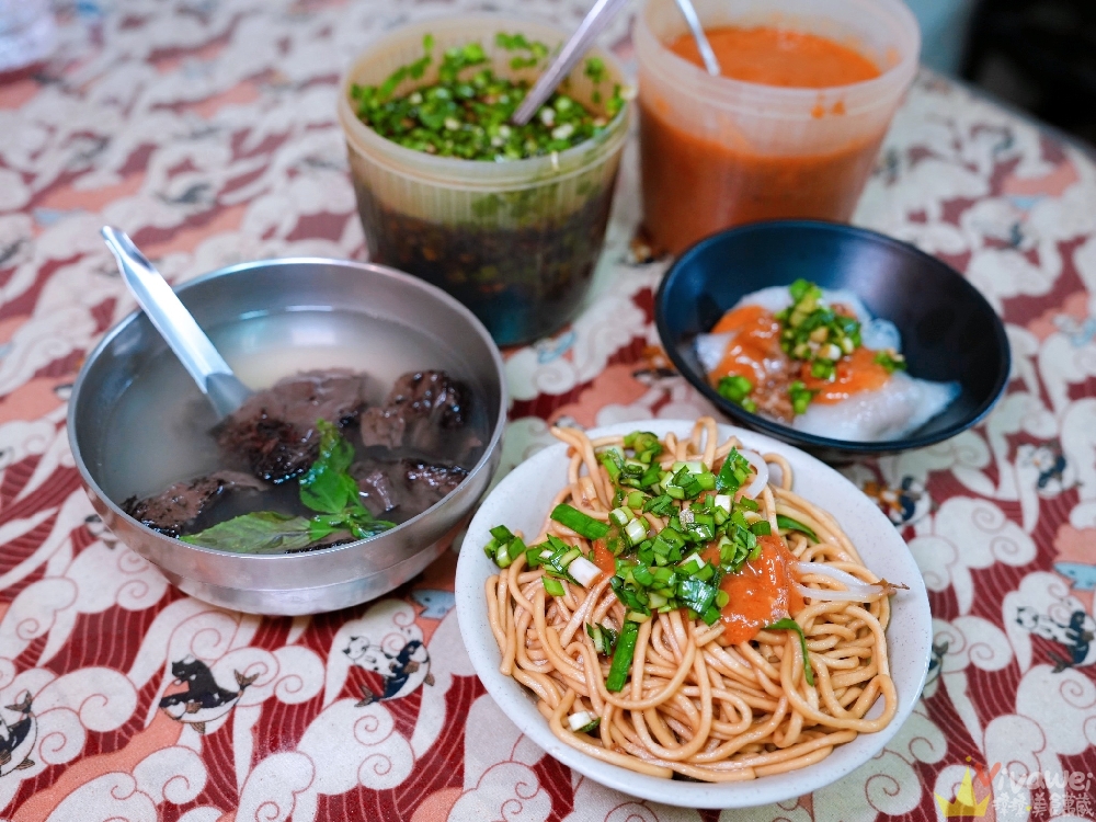 苗栗市美食｜『水上人家』客家美食街老字號小吃！招牌炸鴨血湯、Q彈乾水晶餃與炒麵！