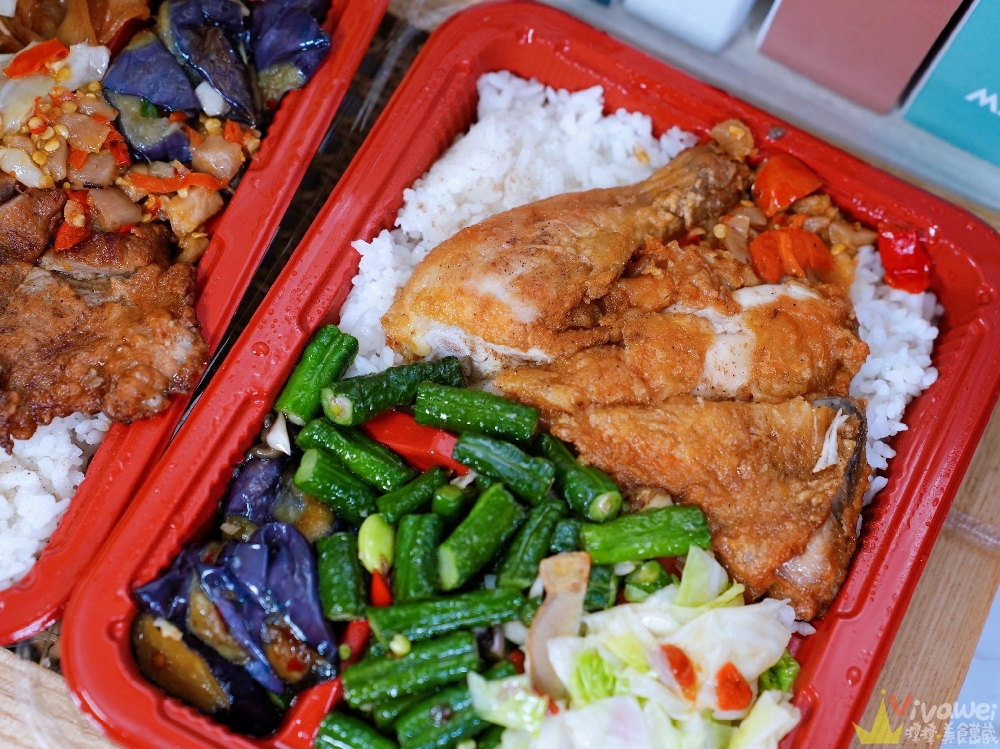 桃園中壢美食｜『一品香飲食店』中原超強排隊便當店！均一價100元！配菜超有誠意~必吃炸雞排便當加辣！
