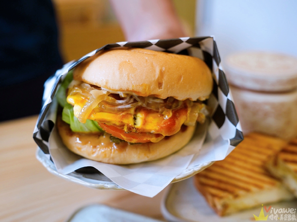 桃園平鎮美食｜『牧鳴 • 拾光』住宅區內的質感早餐店！推薦蜂蜜乳酪熱壓吐司&皮蛋肉鬆粉漿蛋餅！