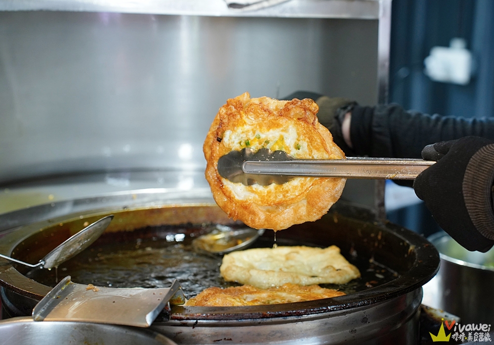 宜蘭冬山美食｜『金珠蔥油餅』大排長龍的銅板美食！現點現炸的好吃蔥油餅！