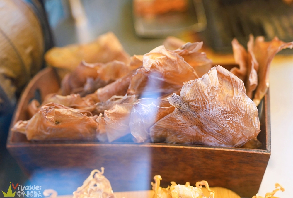 新竹市美食｜『萬家古早味烤魷魚』碳烤乾魷魚～適合當下酒菜的在地老字號美食！