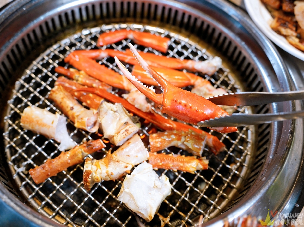 桃園市美食｜『三柒燒肉專門店-桃園中華店』桃園火車站新開幕燒肉吃到飽！日本A5和牛+波士頓龍蝦+松葉蟹腳+鱈場蟹腳無限供應～1988元頂級燒肉吃到飽推薦！