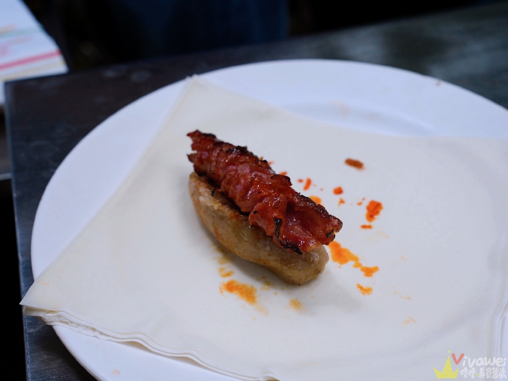 宜蘭礁溪美食｜『礁溪香腸伯』好吃又Juicy的現烤香腸&潤餅大腸包小腸！礁溪跑馬古道 五峰旗榕樹下的排隊攤販！