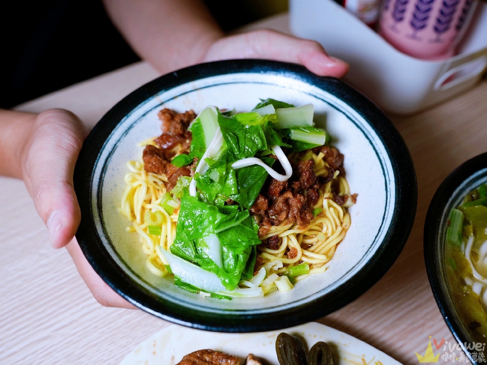 桃園平鎮美食｜『橋頭小吃部』一開店就爆滿！每桌必點現切的滷味小菜～還有各式麵類～晚來就吃不到！