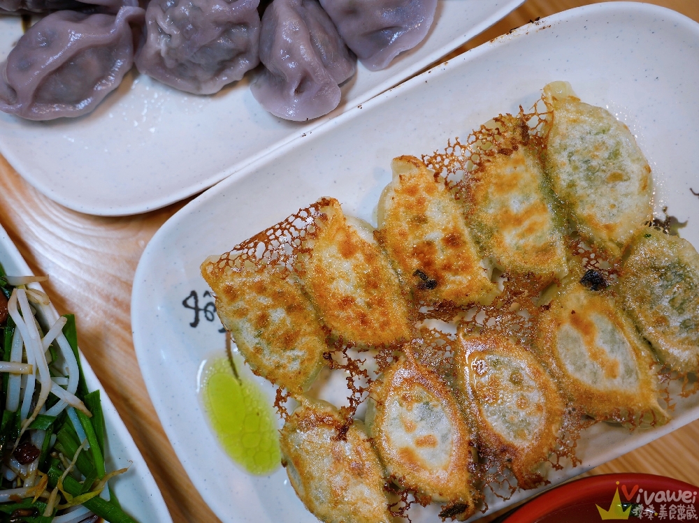 桃園中壢美食｜『餃餃好喫-深夜食堂』營業至凌晨兩點的深夜食堂！必吃膠質滿滿的滷肉飯&金黃酥脆的煎餃！
