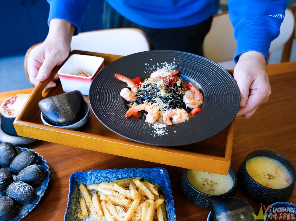 苗栗後龍美食｜『烏色咖啡-高鐵旗艦店』全新開幕！帶有客家元素的黑色質感系餐廳！有正餐料理及後龍店限定的雞蛋糕！