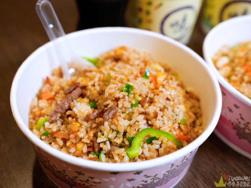 桃園平鎮美食｜『嘿熊炒飯館』現點現炒的各式炒飯！內用免費湯品暢飲～高CP值平價炒飯店！