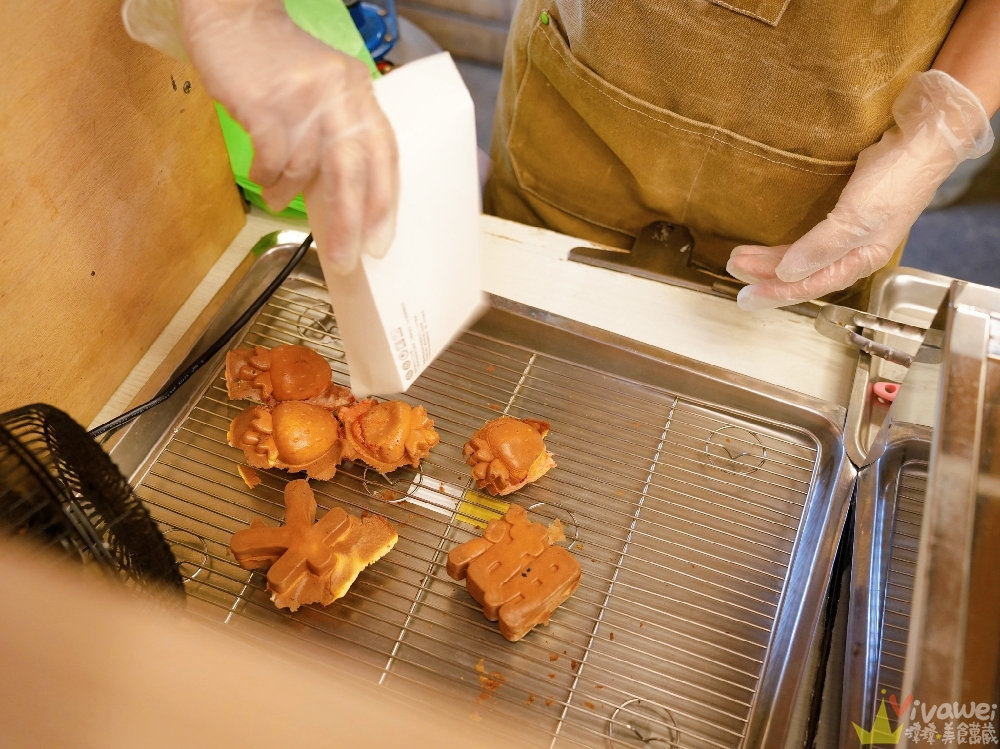 苗栗大湖美食｜『HEN厚實雞蛋糕』大湖酒莊草莓季限定美食推薦~假日才吃得到！必點綜合雞蛋糕+草莓糖葫蘆~造型可愛又好拍！