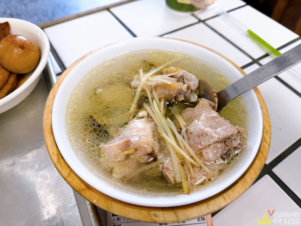 台北東湖美食｜『純發滷肉飯』文青風格小吃店～膠質滿滿的肥肉派滷肉飯&滷大腸必點！