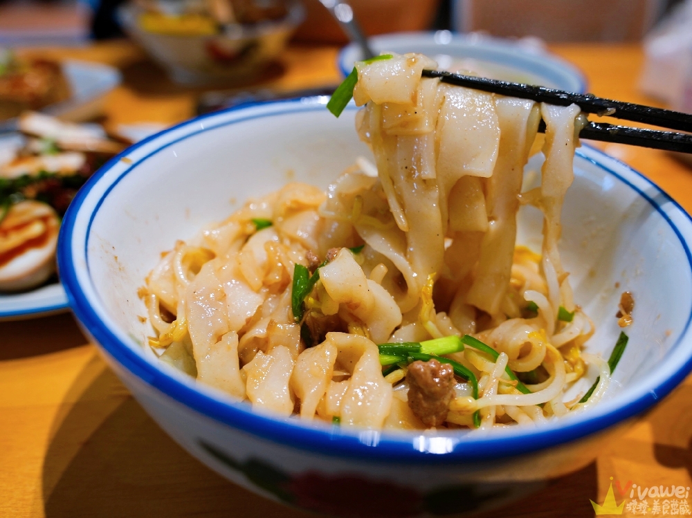 苗栗市美食｜『興旺發飲食』溫馨舒適的小吃店～必點國宴乾板條&控肉飯～還有特色艾草圓紅茶拿鐵！