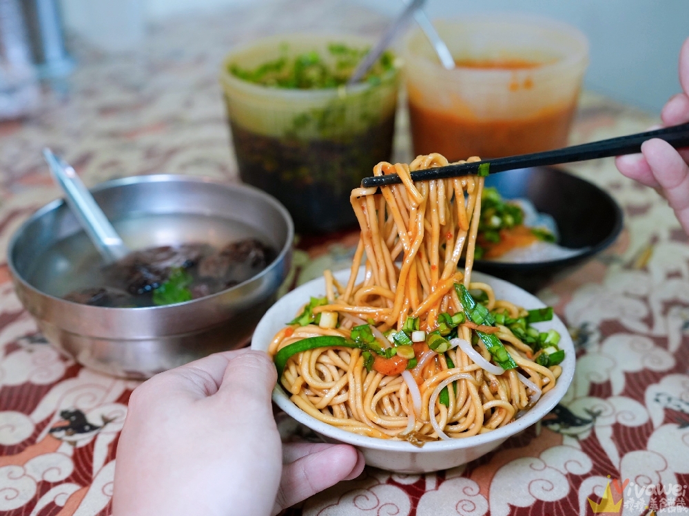 苗栗市美食｜『水上人家』客家美食街老字號小吃！招牌炸鴨血湯、Q彈乾水晶餃與炒麵！