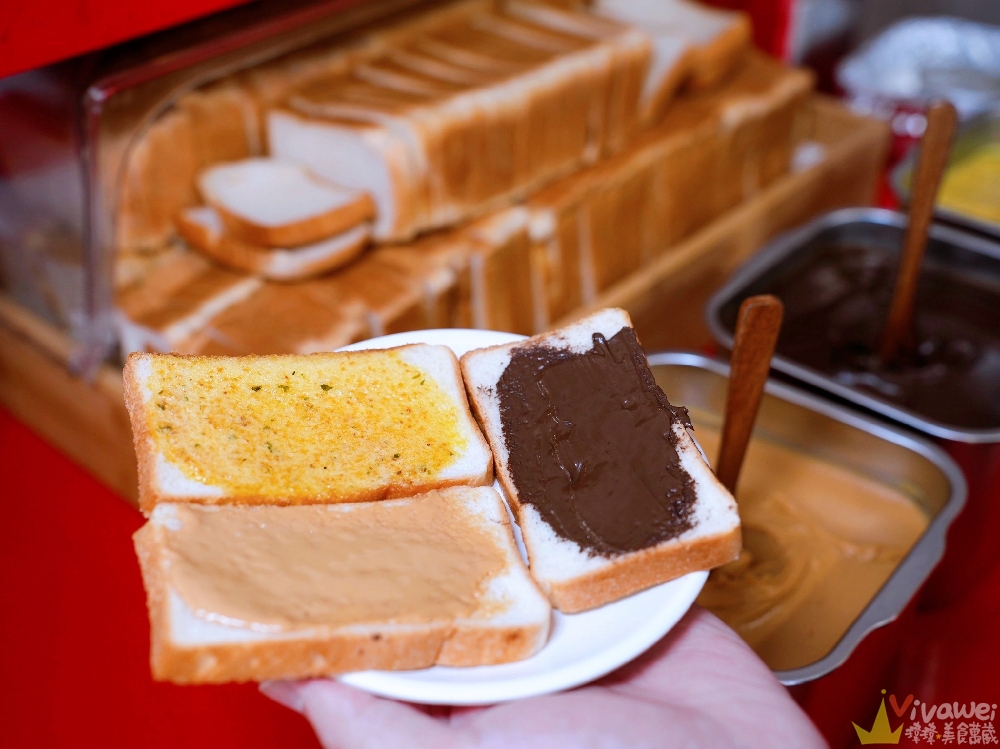 苗栗市美食｜『紅吱吱平價牛排館-苗栗店』排餐只要180元起~可免費加麵一次！自助吧享濃湯,爆米花,抹醬吐司,冷熱飲,霜淇淋免費吃到飽！