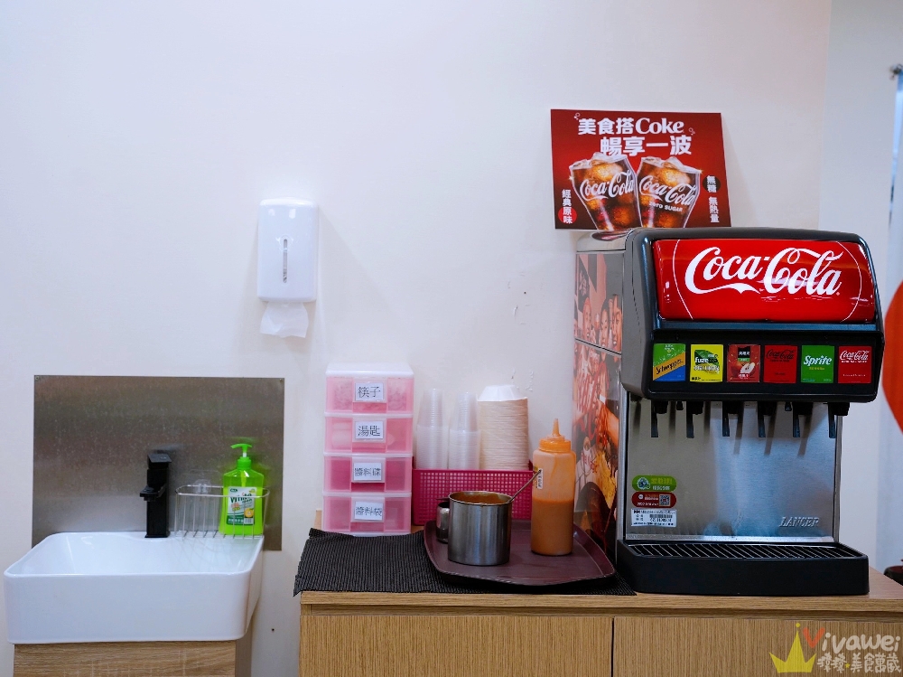 苗栗市美食｜『六小福林記炒羊肉』生意超好～新鮮現炒的羊肉小吃！冷氣開放～飲料免費暢飲～還有兒童遊樂區的舒適小吃店！