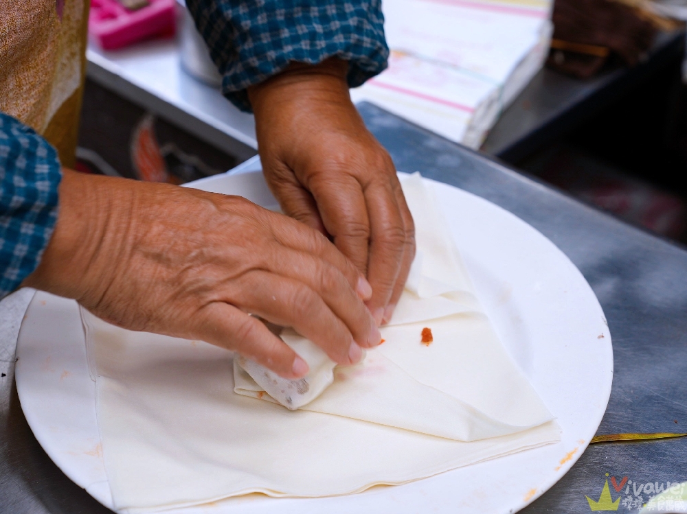 宜蘭礁溪美食|『礁溪香腸伯』好吃又Juicy的現烤香腸&潤餅大腸包小腸!礁溪跑馬古道 五峰旗榕樹下的排隊攤販! 宜蘭礁溪美食|『礁溪香腸伯』好吃又Juicy的現烤香腸&潤餅大腸包小腸!礁溪跑馬古道 五峰旗榕樹下的排隊攤販!