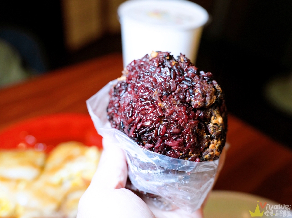 桃園中壢美食｜『布朗奇Brunch早午餐』中壢SOGO海華商圈早餐！主打超厚蛋餅&手作飯糰&老眷村水餃！