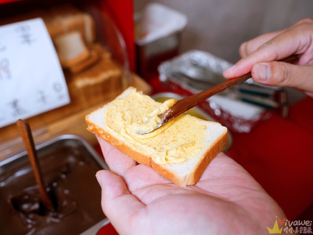 苗栗市美食｜『紅吱吱平價牛排館-苗栗店』排餐只要180元起~可免費加麵一次！自助吧享濃湯,爆米花,抹醬吐司,冷熱飲,霜淇淋免費吃到飽！