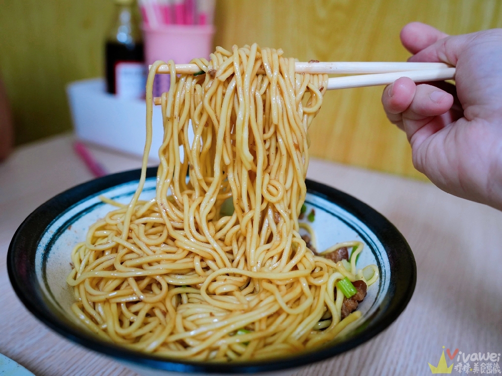 桃園平鎮美食｜『橋頭小吃部』一開店就爆滿！每桌必點現切的滷味小菜～還有各式麵類～晚來就吃不到！