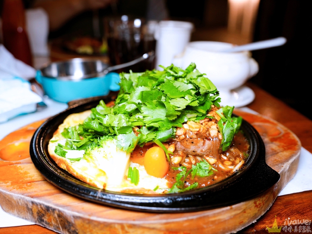 宜蘭五結美食｜『來來牛排』在地老字號排隊餐廳！附設免費停車場！必吃蒜酥牛排+香菜加好加滿！紅茶和酥皮濃湯超加分！