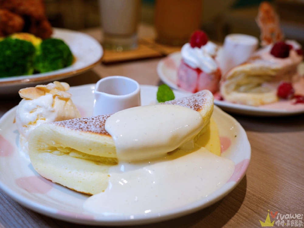 台北信義美食｜『Woosa洋食 屋莎洋食鬆餅屋-信義A8店』甜點必吃舒芙蕾鬆餅~鹹食主餐也很好吃！