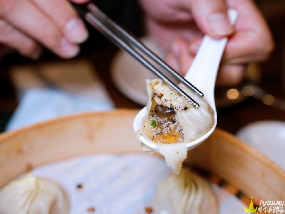 台北信義美食｜『鼎泰豐-台北101店』台北101最夯排隊店！觀光客必朝聖的小籠包名店！隱藏版吃法大公開！