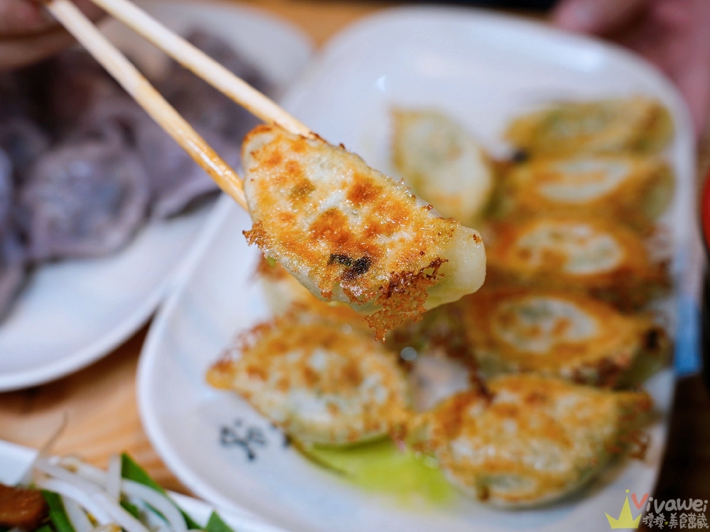 桃園中壢美食｜『餃餃好喫-深夜食堂』營業至凌晨兩點的深夜食堂！必吃膠質滿滿的滷肉飯&金黃酥脆的煎餃！