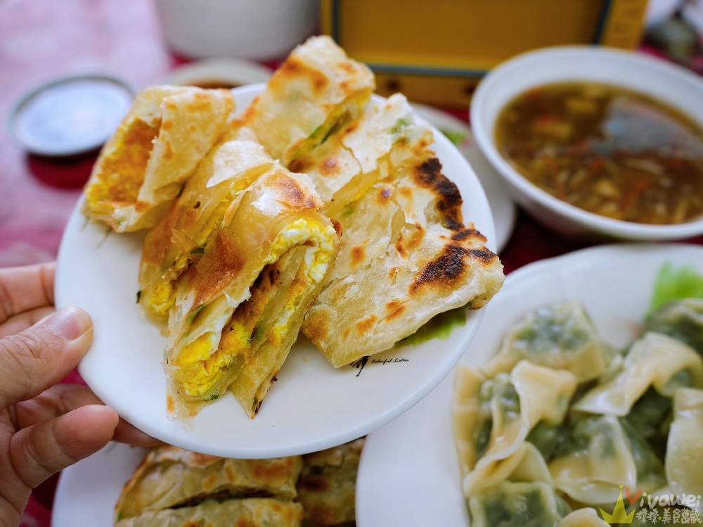 桃園中壢美食｜『三斤大水餃』平價麵食小吃店～點15顆水餃就送酸辣湯～蔥抓餅加蛋也是必吃品項！